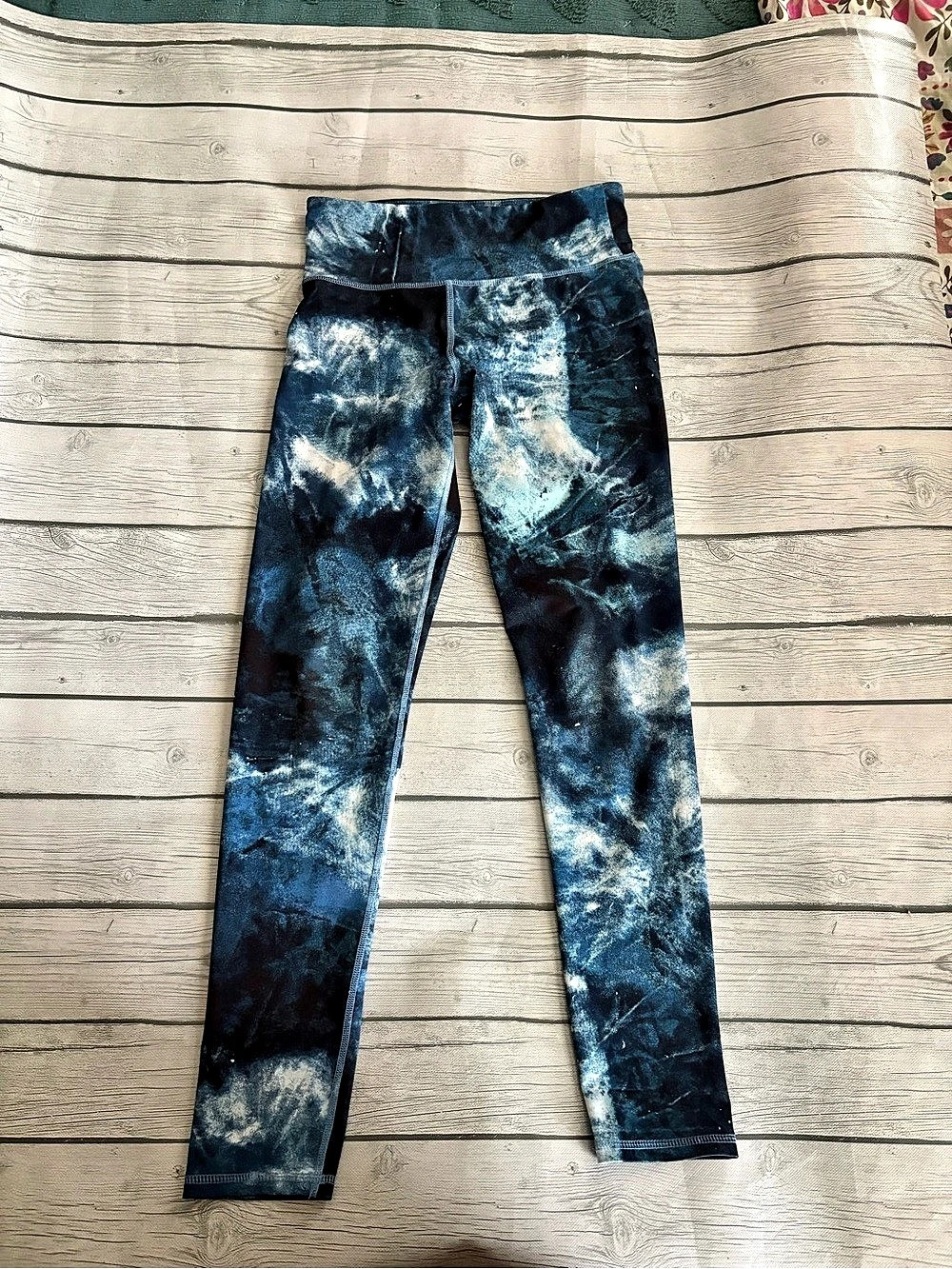 Old Navy Active Go-Dry leggings Abstract Blue Leggings Size Medium Like New